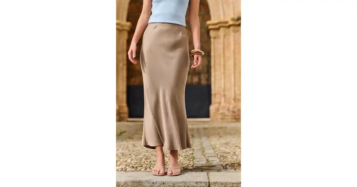 Beżowa spódnica maxi ze skosu - Spódnica Perle Cappucino - sklep More'moi