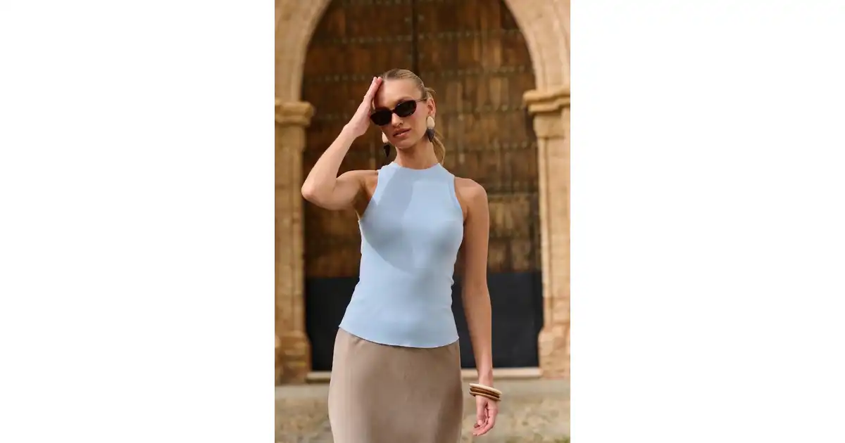 Niebieski prążkowany top z okrągłym dekoltem - Top Kaan Sky Blue - sklep More'moi