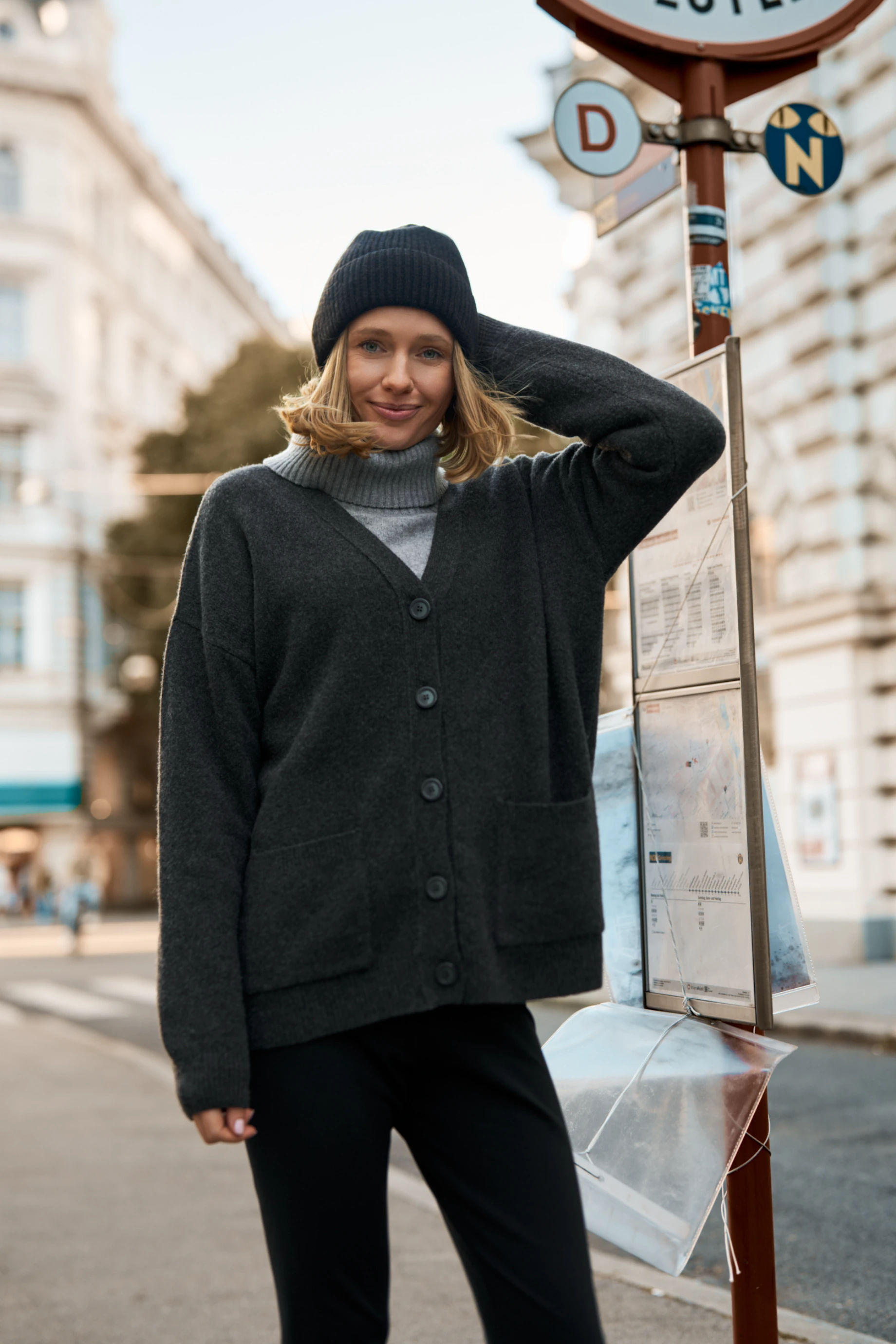 Szary kardigan z wełny merino z dekoltem w serek - Kardigan Moris